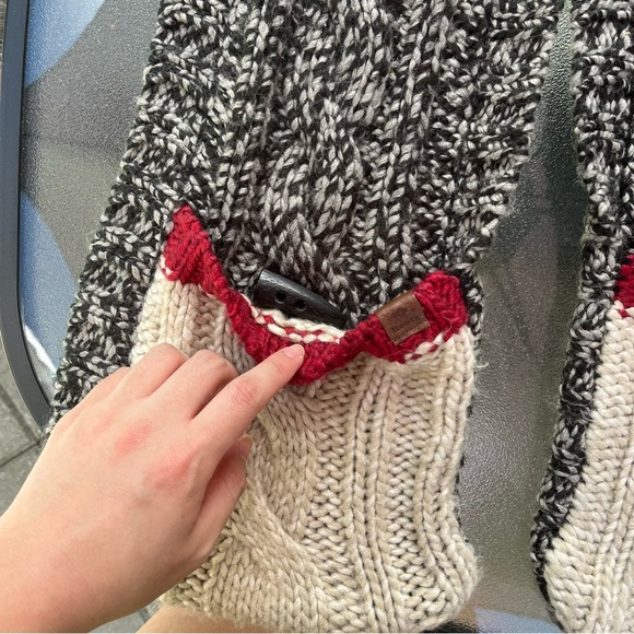 Roots Cabin Hooded Scarf With Pockets And Toggles - New With Tags - Picture 4 of 7